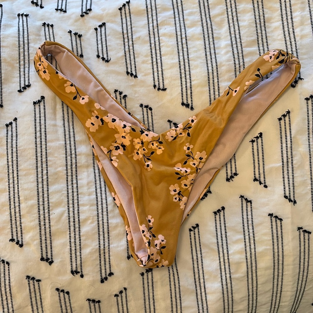 Billabong cheeky swim bottoms size XS